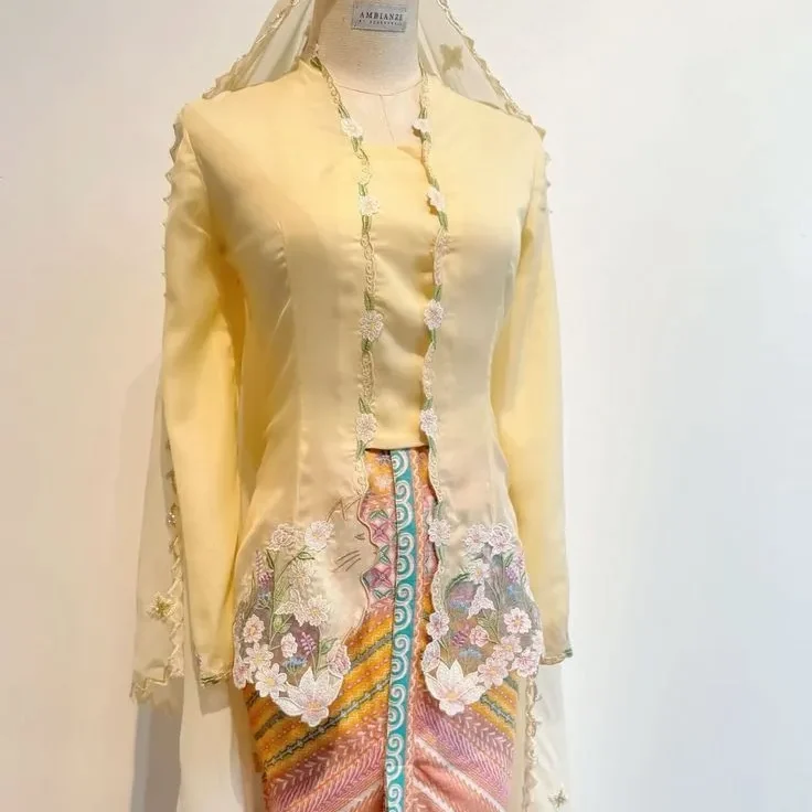 Kebaya encim dari jakarta jadi ciri khas ksopanan dan keanggunan
