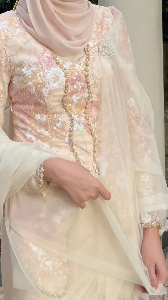 Kebaya modern model fitted body