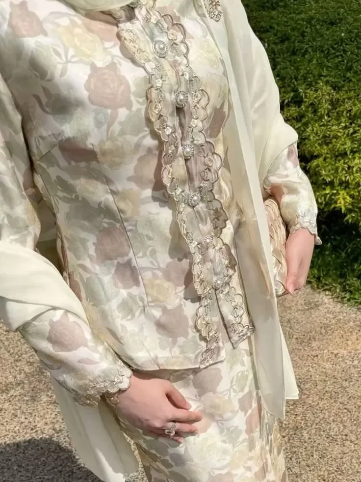 Kebaya modern model fitted body