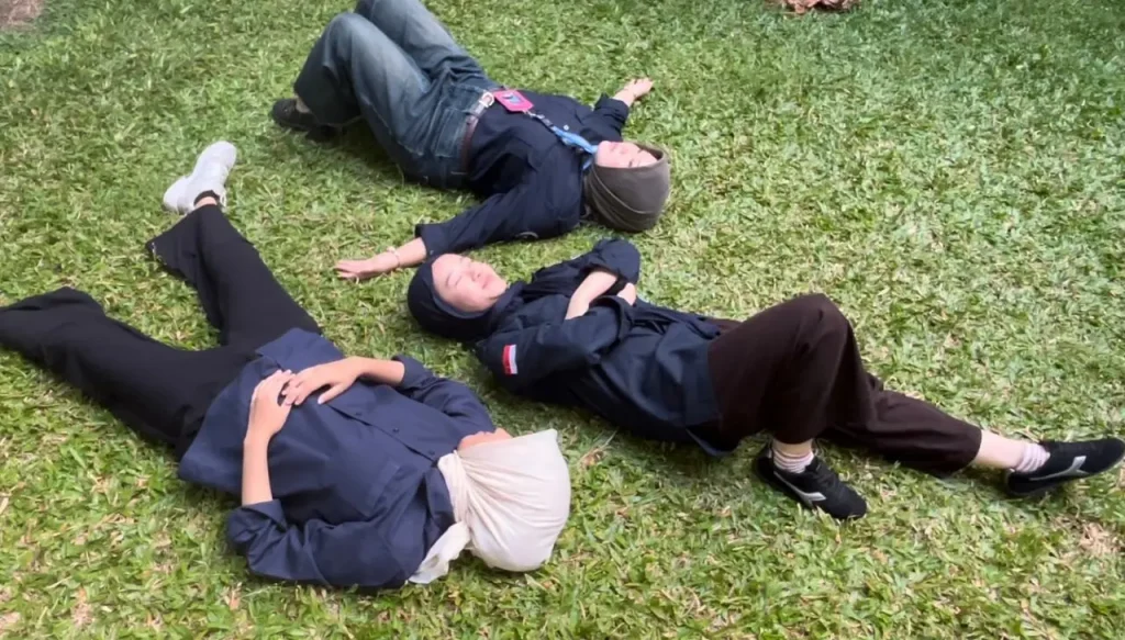 Liburan di Bandung sambil bersantai di hamparan rumput bukit